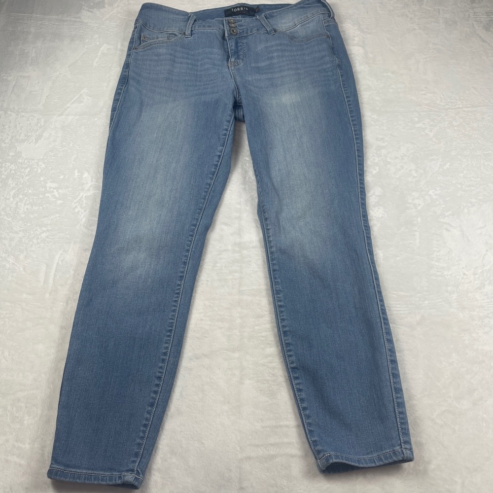Torrid Premium Skinny Jeans Womens 16R Medium Wash Blue Triple Button 11369703